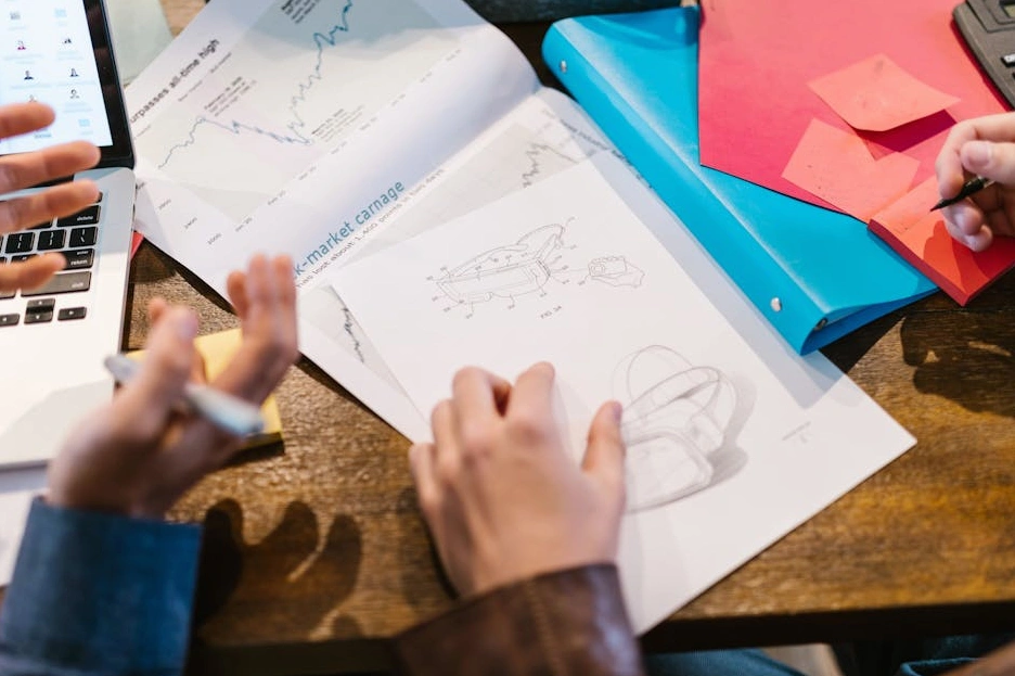 Ein Anleger analysiert Aktienkurse auf einem Laptop.